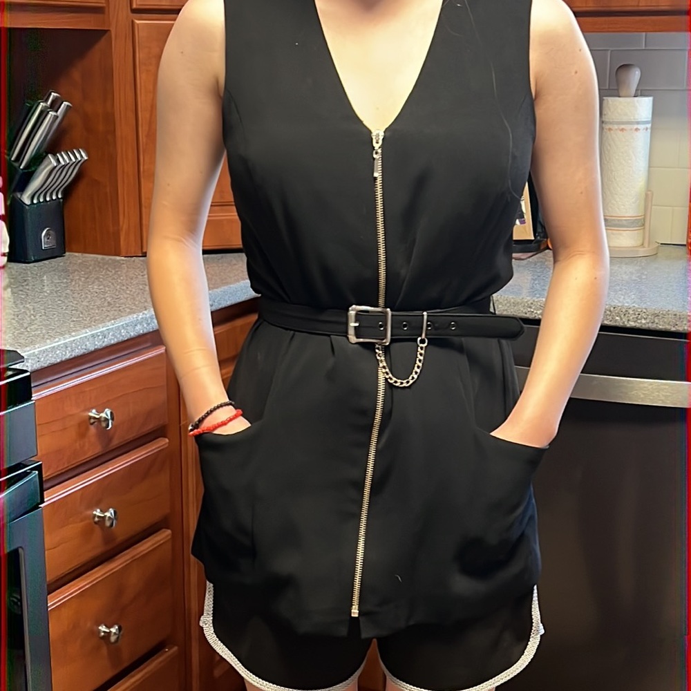 Ladies V-Neck Zippered Tunic  size 6 NWT